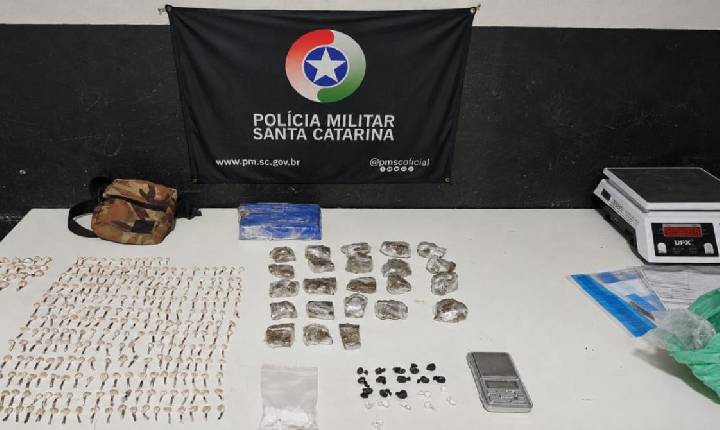 Ação da Polícia Militar resulta na prisão de casal, apreensão de mais de 1 kg de drogas e recuperação de  motocicleta furtada
