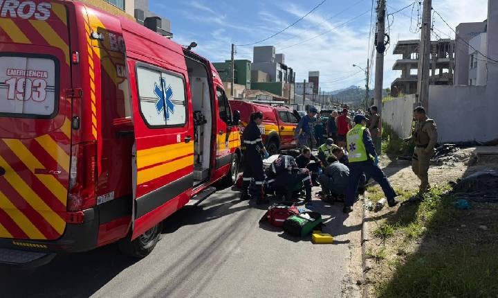 Acidente envolvendo moto elétrica e automóvel deixa condutor com ferimentos graves