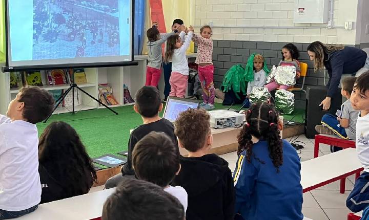 Alunos do NEI São Judas apresentam espetáculo sobre a história do bairro