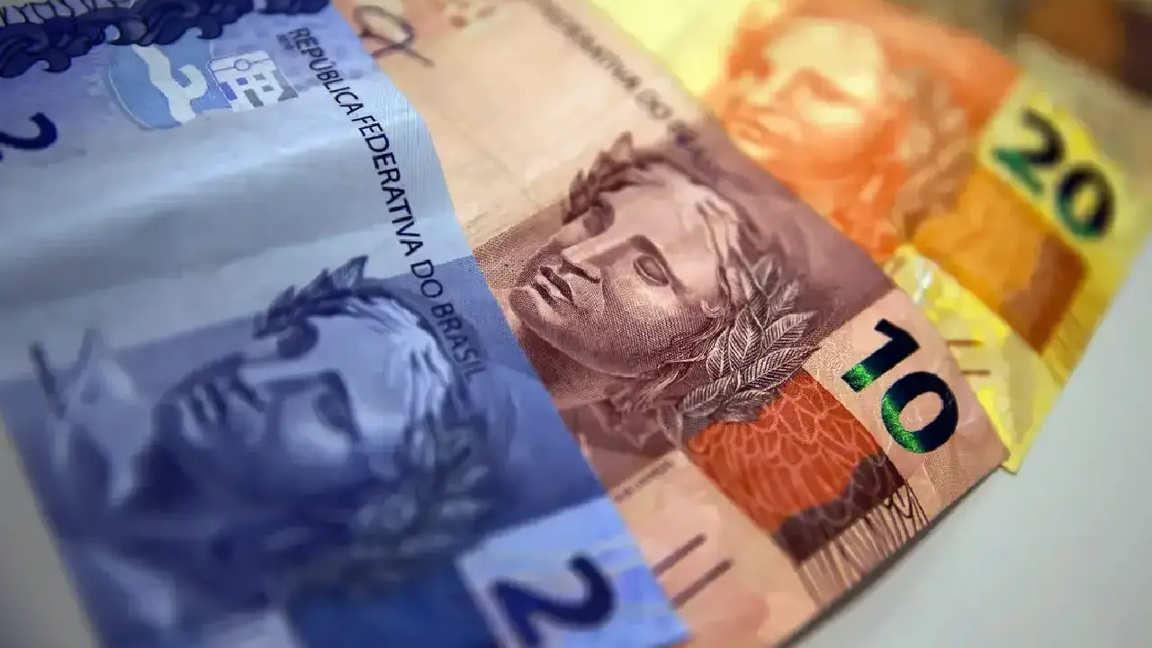 Aposentados e pensionistas do INSS começam a receber 13º nesta sexta-feira