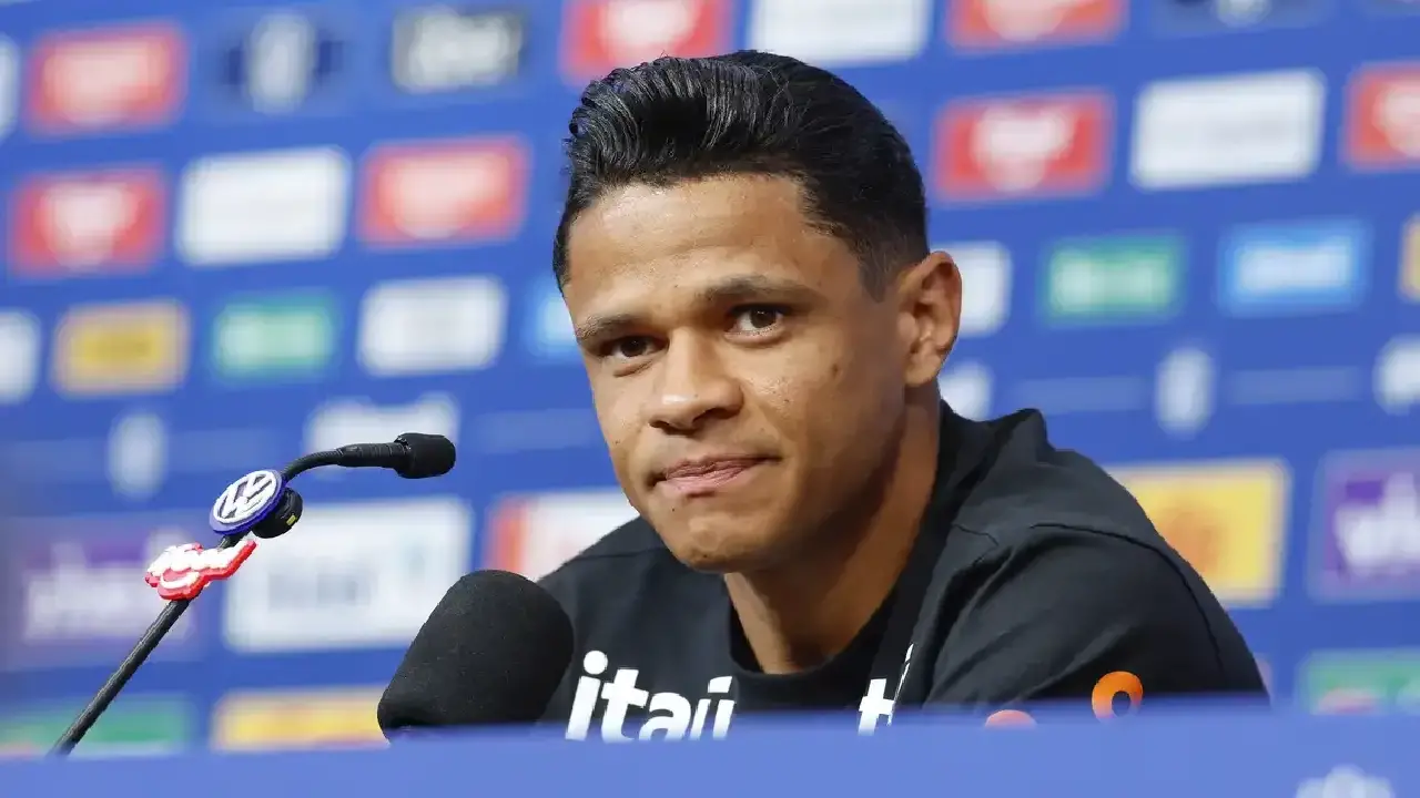 Aposta de Ancelotti, Douglas Santos explica apoio tático a Vini Jr.