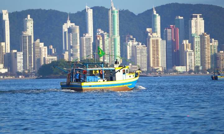 Arrasto de Camarão reúne quase 50 embarcações e celebra tradição pesqueira
