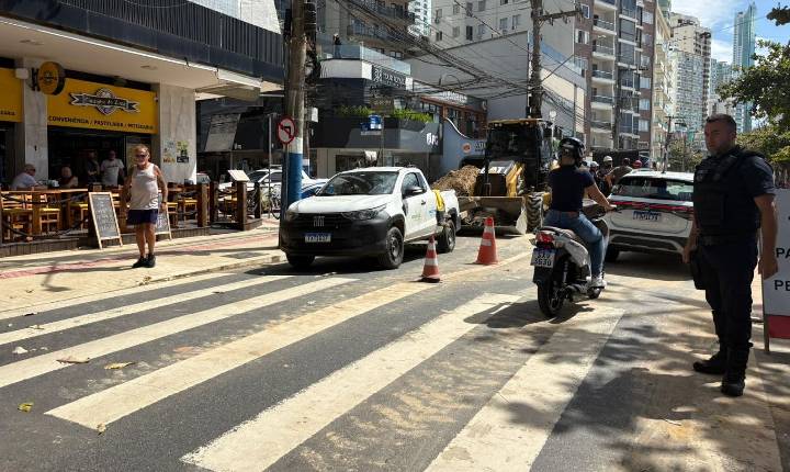Avenida Atlântica segue em meia pista nesta sexta-feira devido à obra da Macrodrenagem