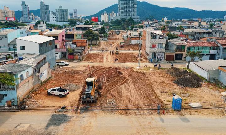 Avenida Prefeito Meirinho inicia etapa de preparação do solo para pavimentação