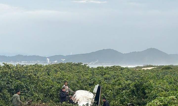 Avião de pequeno porte cai em Navegantes e deixa duas pessoas feridas
