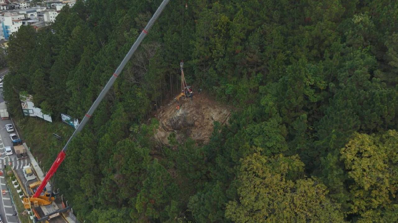 Balneário Camboriú: Limpeza geológica é concluída no talude da Rua Indonésia e obra avança para nova etapa