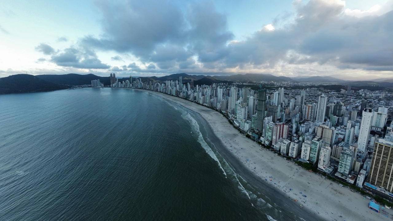 Balneário Camboriú projeta 76,8% de ocupação hoteleira no feriadão do Dia do Trabalhador