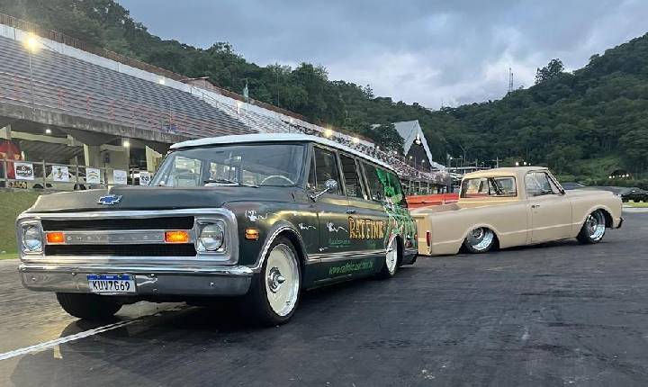 Balneário Camboriú recebe desfile com cerca de 500 carros antigos neste sábado