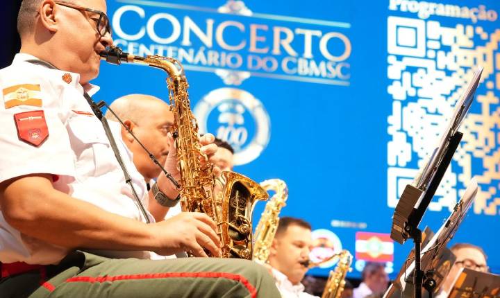 Banda do CBMSC faz concerto especial com casa cheia e arrecadação solidária em Itajaí