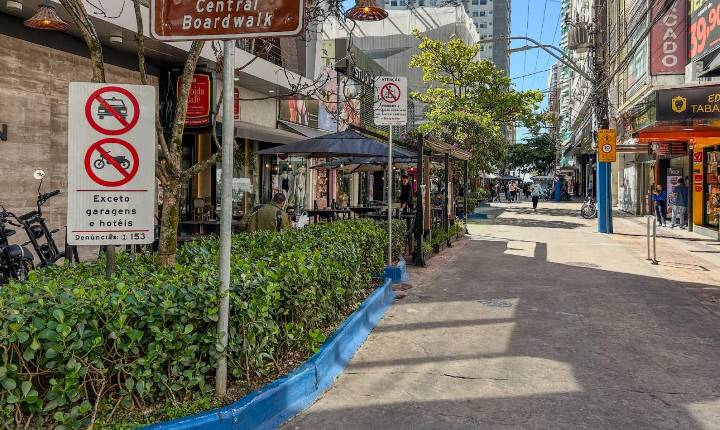 BC Trânsito reforça proibição de circulação embarcada de bicicletas e autopropelidos no calçadão da Avenida Central