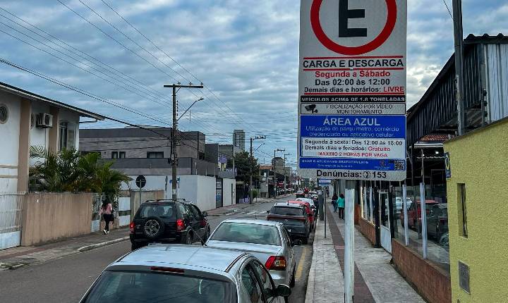 BC Trânsito reforça regras para vagas de carga e descarga e embarque e desembarque