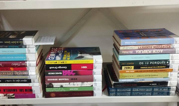 Biblioteca Pública Municipal de Balneário Camboriú realiza exposição “Livros Proibidos”