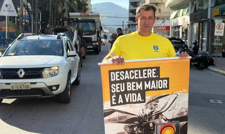 Blitz educativa orienta motoristas durante o Maio Amarelo em Itapema