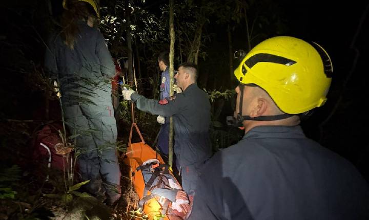 Bombeiros localizam e socorrem trabalhador perdido na Estrada Geral dos Macacos