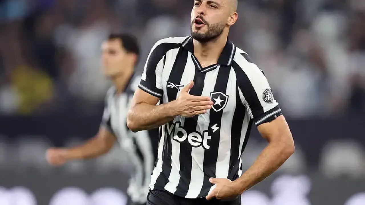 Brasileirão: Botafogo vence Corinthians com hat-trick de Arthur Cabral
