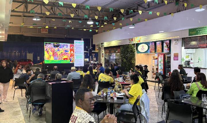 Calçadão Praia Shopping terá telão para assistir jogos da Copa do Mundo e encontro de troca de figurinhas