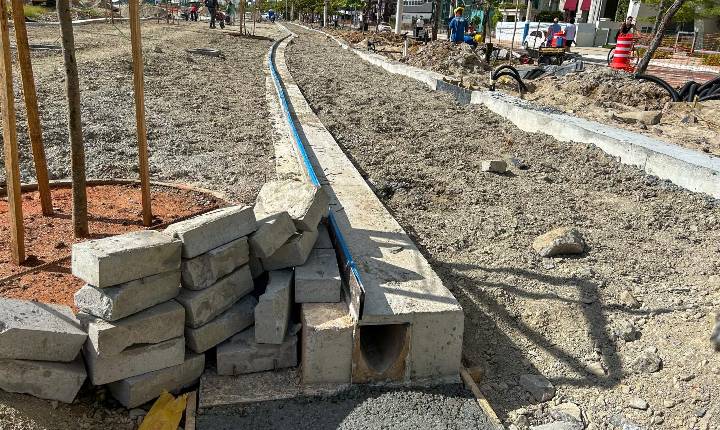 Calhas ocultas integram o sistema de drenagem da nova orla de Balneário Camboriú
