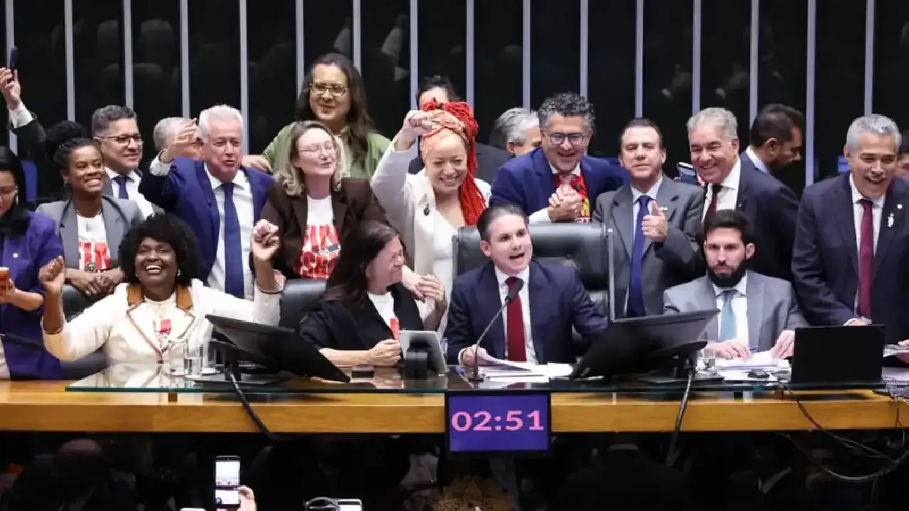 Câmara aprova, em dois turnos, PEC pelo fim da escala 6x1