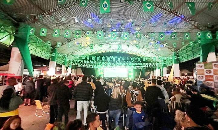 CAMBORIÚ NA COPA reúne cerca de mil pessoas em sua estreia e transforma jogo da Seleção em grande festa popular
