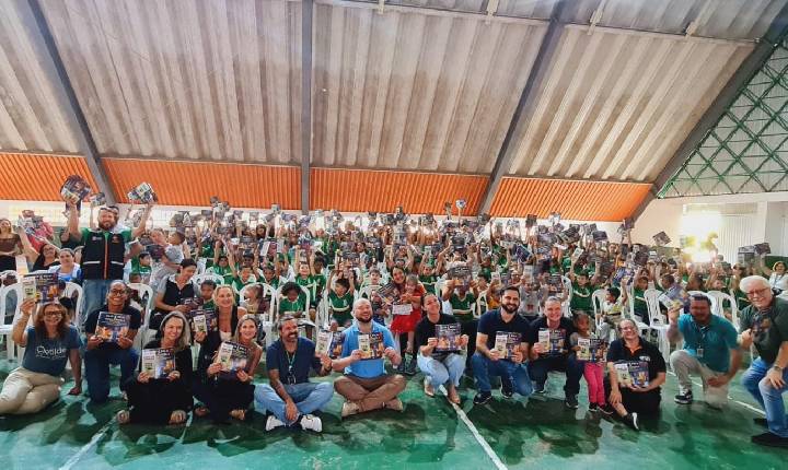 Camboriú realiza ações de conscientização contra a dengue com entrega de cartilhas educativas
