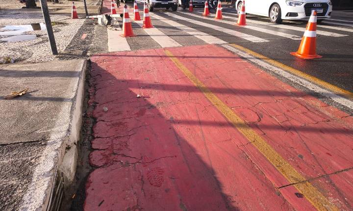 Caminhão derruba poste de monitoramento na Avenida Atlântica