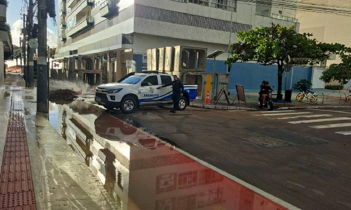 Caminhão invade área interditada e rompe tubulação de água na Rua 1001