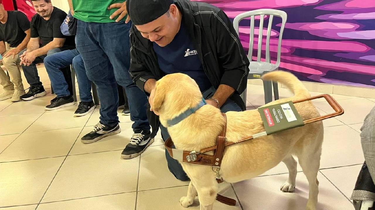 Cão-guia é entregue para deficiente visual em ato simbólico em Balneário Camboriú