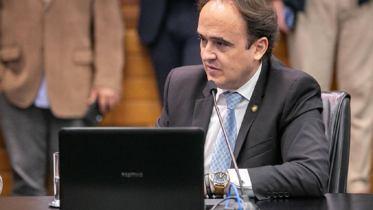 Carlos Humberto (PL) tem aprovação de projeto para reinserção da população em situação de rua na CCJ
