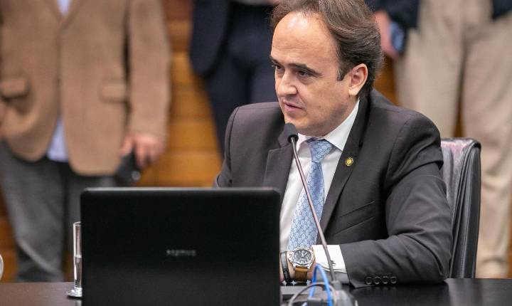 Carlos Humberto (PL) tem aprovação de projeto para reinserção da população em situação de rua na CCJ