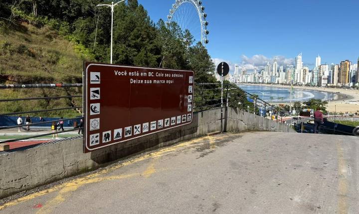 Cartão-postal de Balneário Camboriú ganha placa turística para colagem de adesivos