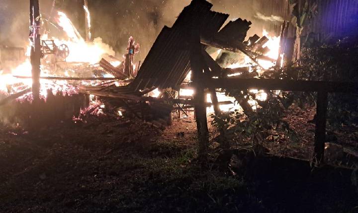 Casa de madeira pega fogo e homem morre carbonizado