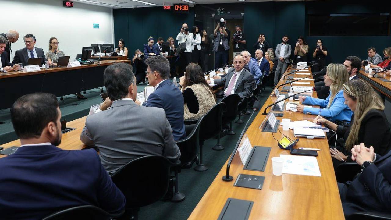 Centrão tenta derrubar transição de 60 dias para fim da escala 6x1
