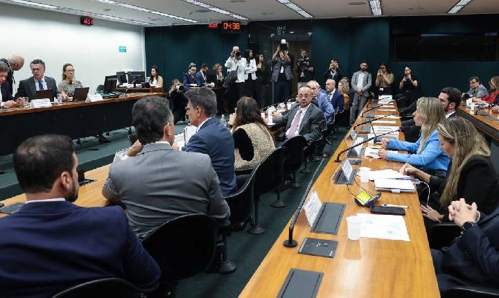 Centrão tenta derrubar transição de 60 dias para fim da escala 6x1