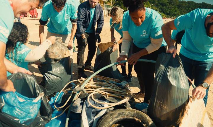 Chinelos, pneus e sucata: ação do Grupo Oceanic remove 80 quilos de resíduos na Praia de Laranjeiras, em Santa Catarina
