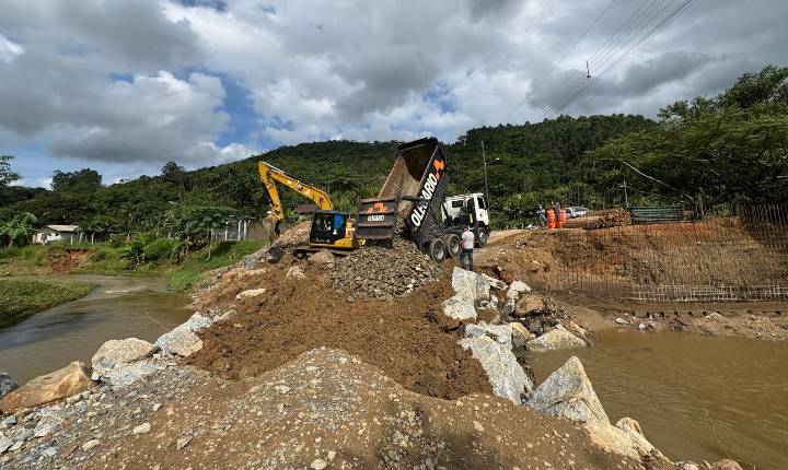 Chuvas intensas danificam acesso provisório na Cobra Fria e Prefeitura de Camboriú atua para restabelecer passagem