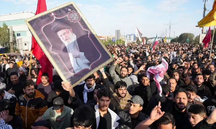 Com morte de Khamenei, Irã forma conselho de governo com aiatolá Arafi