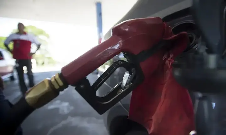 Com nova alta mundial do petróleo, governo mantém desconto na gasolina