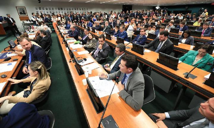 Comissão de Constituição e Justiça da Câmara retoma análise do fim da escala 6x1 nesta quarta