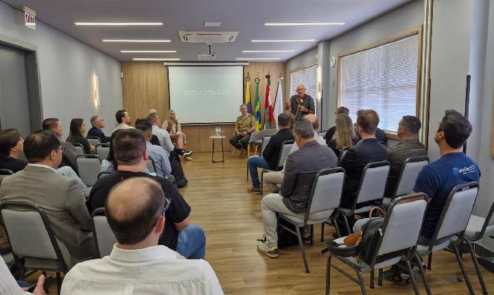 CONDEFESA e Exército apresentam caminhos de negócios em plenária da ACII