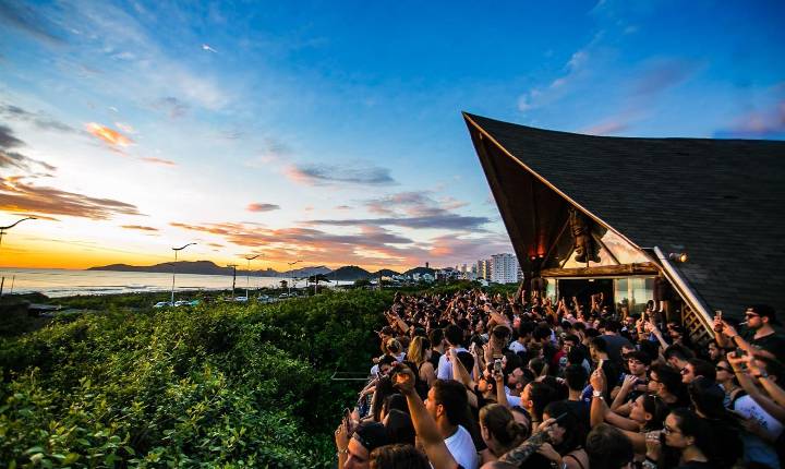 Contagem regressiva: último fim de semana do Warung Beach Club acontece em junho na Praia Brava