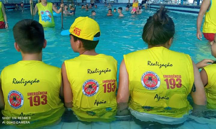 Corpo de Bombeiros Militar leva prevenção aquática a 7,7 mil crianças fora das praias em Santa Catarina