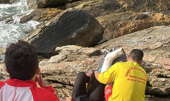 Corpo de Bombeiros resgata homem que caiu no Costão da Galheta