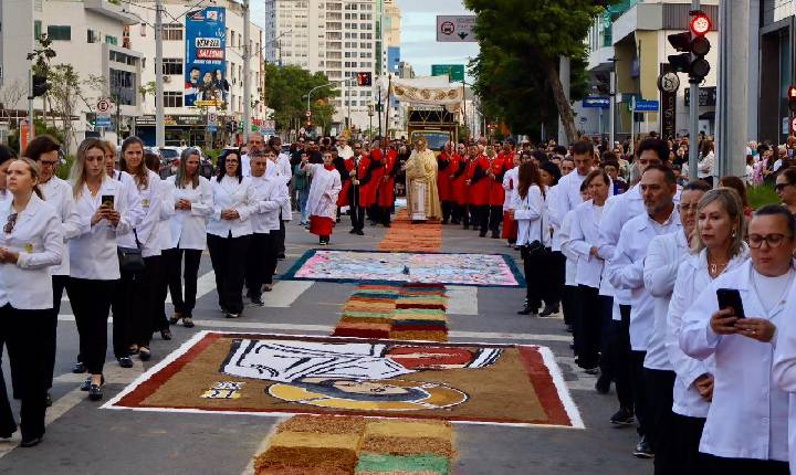 Corpus Christi reúne multidão de fiéis na Paróquia Santíssimo Sacramento, em Itajaí