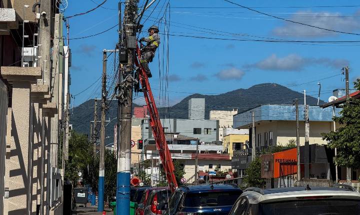 Cosip retira 800 quilos de fios em desuso das ruas Agrolândia e Dom Felipe