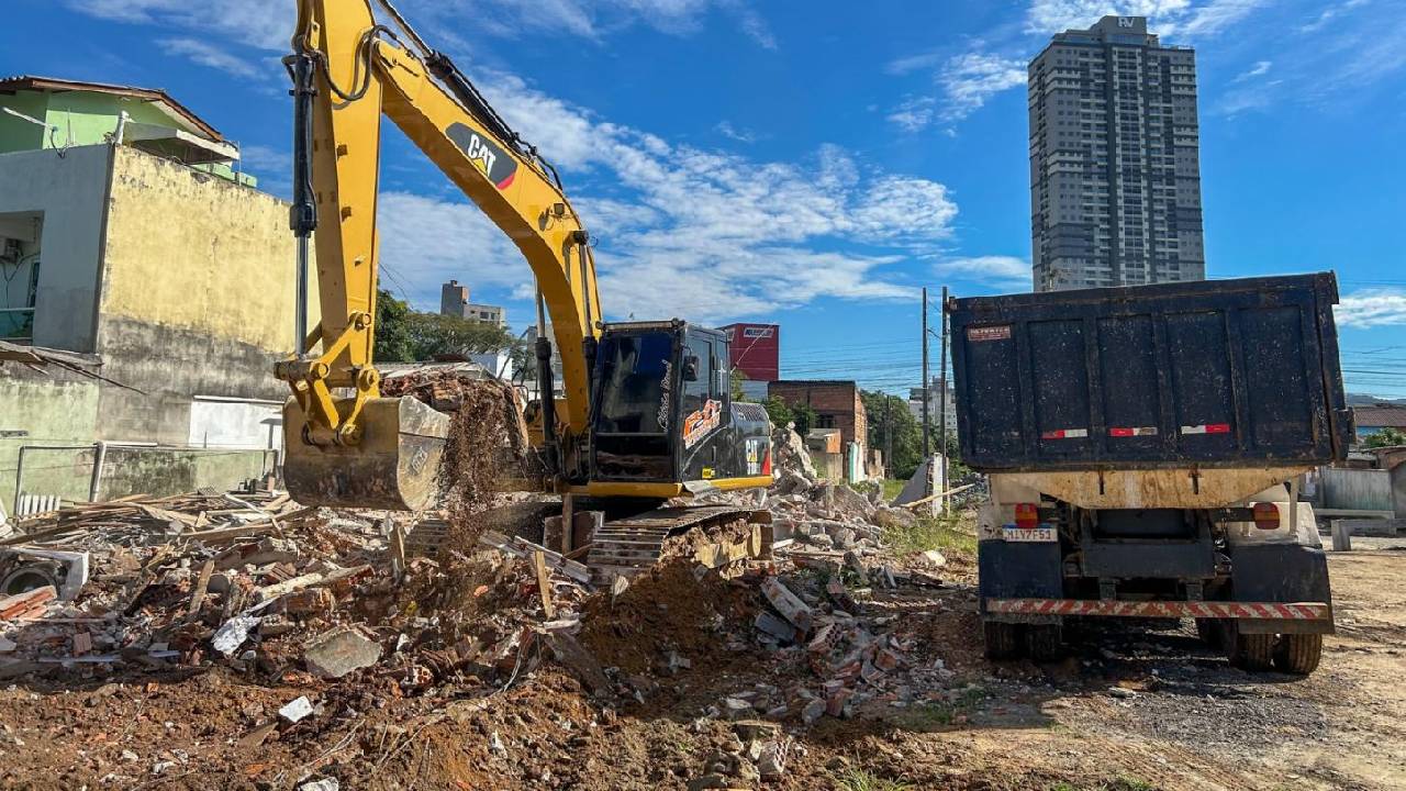 Demolição de imóvel garante continuidade da obra da Avenida Prefeito Meirinho