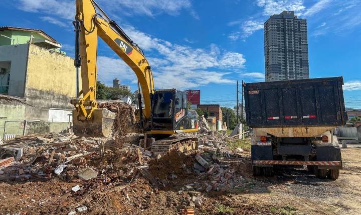 Demolição de imóvel garante continuidade da obra da Avenida Prefeito Meirinho