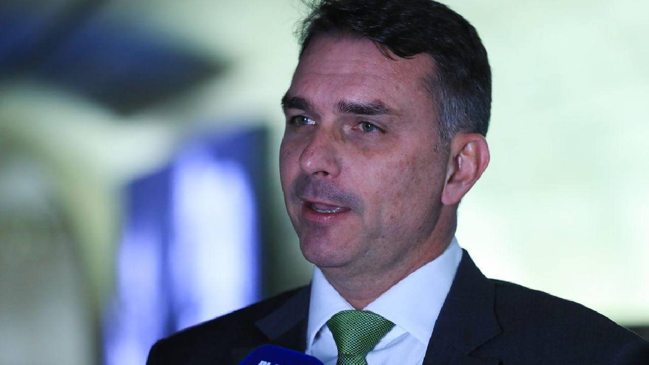 Deputados pedem investigação sobre relação entre Vorcaro e Flávio