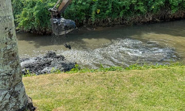 Desassoreamento do Rio Peroba retira 25 caminhões de resíduos