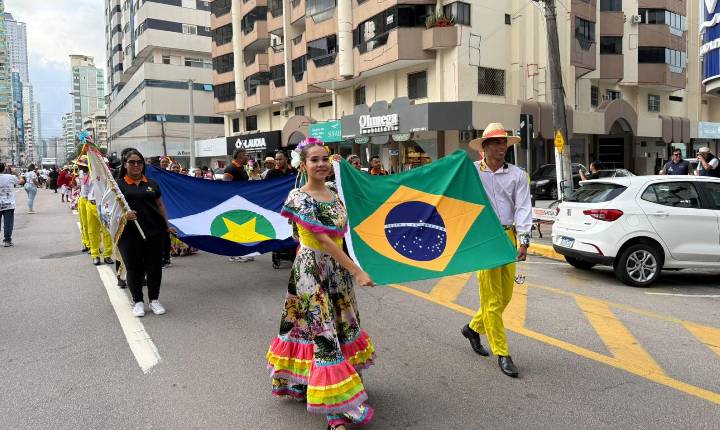 Desfile do Encontro Internacional de Etnias leva cores e tradições à Meia Praia