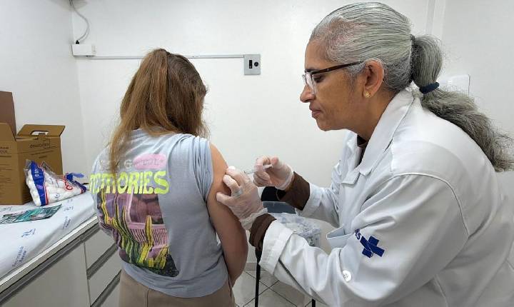 Dia D mobiliza população e aplica 900 doses contra a gripe em Balneário Camboriú 